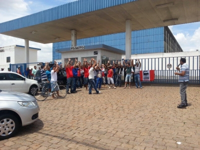 Trabalhadores aprovam greve contra as demissões 