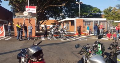 Trabalhadores protestam na porta da CBI, em Campinas Trabalhadores protestam na porta da CBI, em Campinas