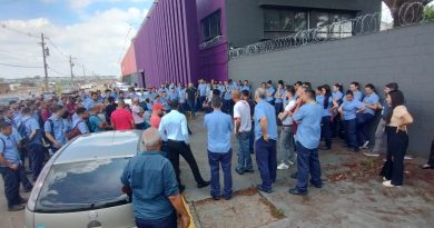 Campanha Salarial: trabalhadores da ZF cruzam os braços Campanha Salarial: trabalhadores da ZF cruzam os braços